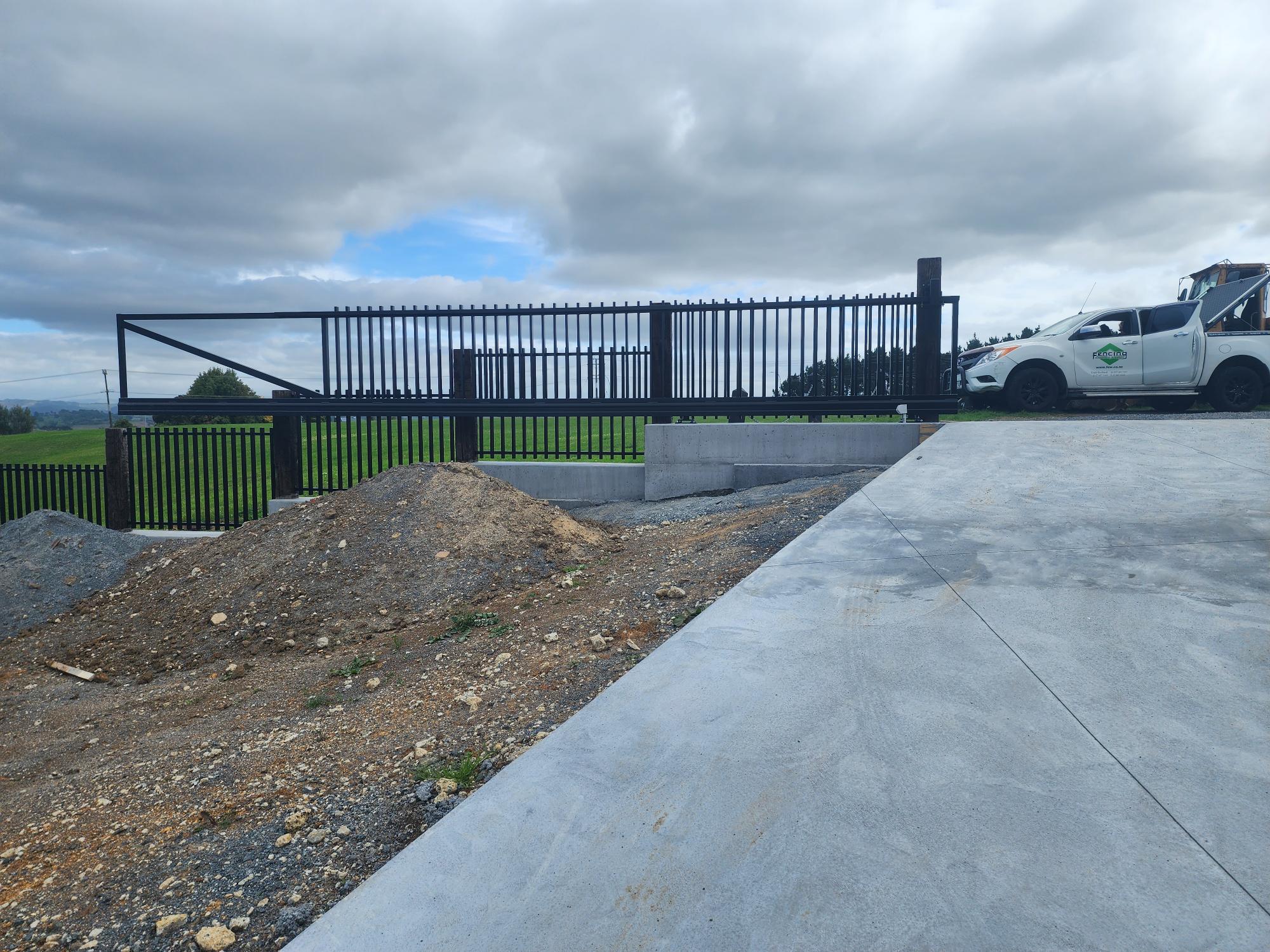 Modern Fencing 3D Cantilever Gate