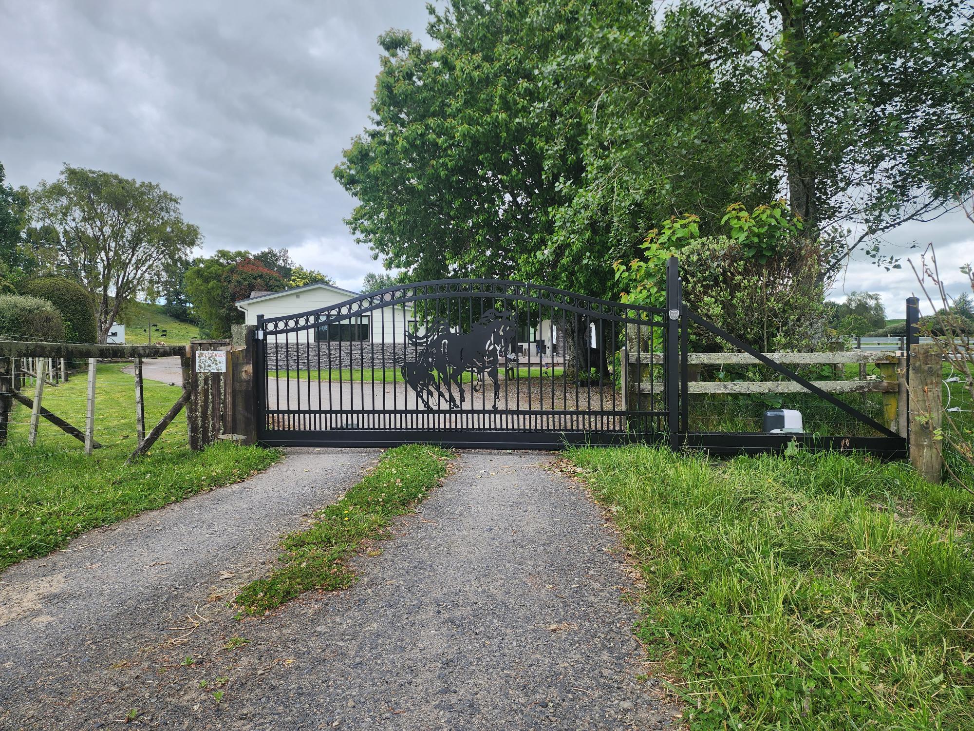 Modern Fencing Cantilever Horse Gate Automation