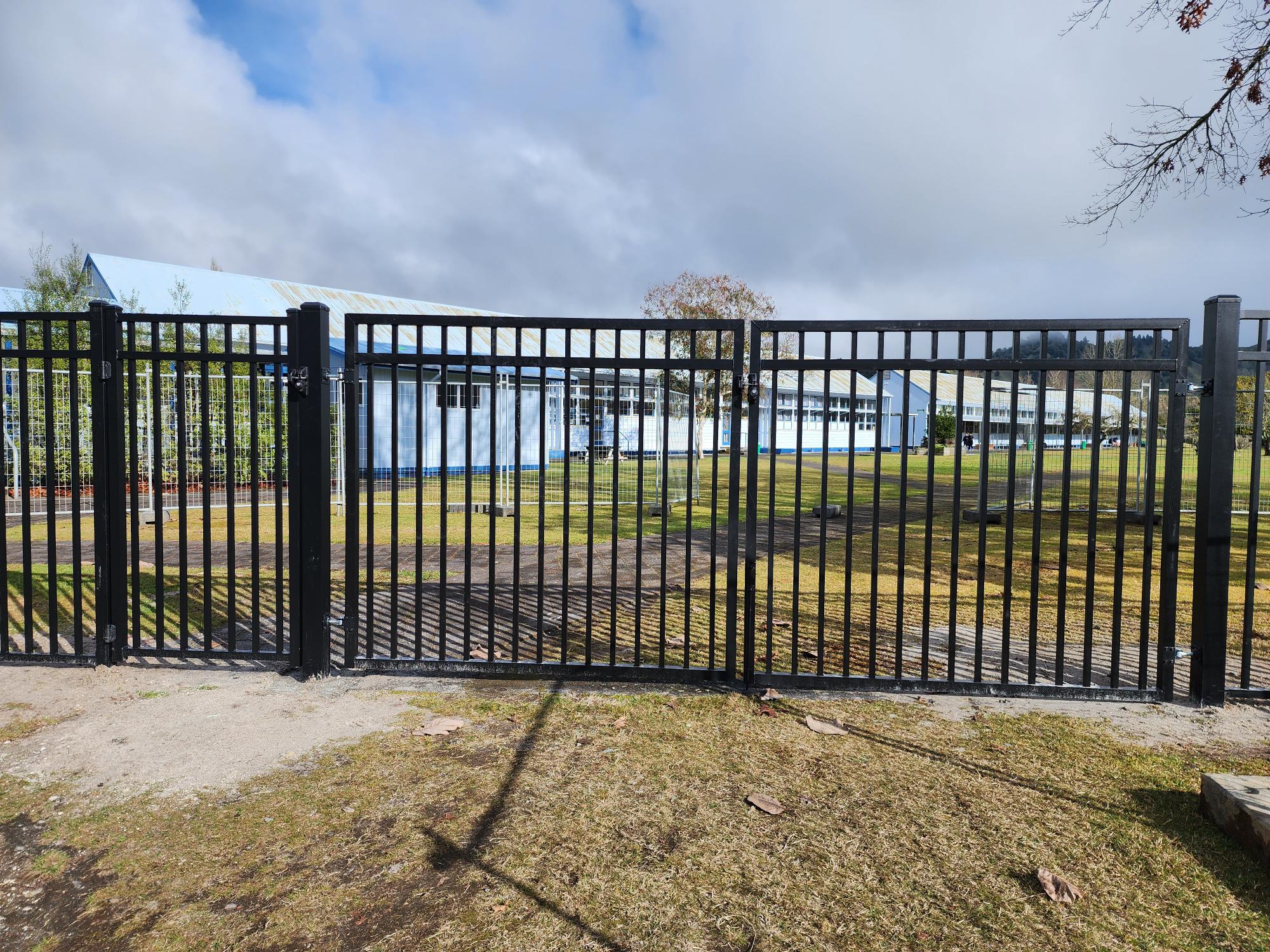 Modern Fencing flat top gate